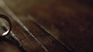 Altın Alyans arka ışık makro closeup lensflare ateş diamon Mücevher ahşap bir zemin üzerinde