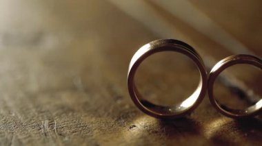 Altın Alyans arka ışık makro closeup lensflare ateş diamon Mücevher ahşap bir zemin üzerinde