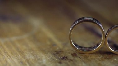 Altın Alyans arka ışık makro closeup lensflare ateş diamon Mücevher ahşap bir zemin üzerinde