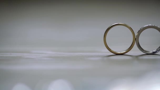 Anelli da sposa in oro macro primo piano lente bagliore sparare diamanti gioielli — Video Stock