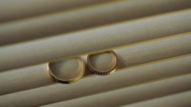 Altın Alyans bir arka ışık makro closeup lensflare ateş diamon Mücevher ahşap pencere panjur