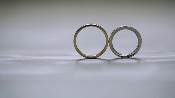 Золотые обручальные кольца макро крупным планом объектива стрелять алмазные украшения — стоковое видео