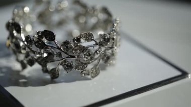 Düğün süslemeleri için gelin Mücevherat, kurdeleler, saten süslemeleri ve takı