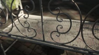 Güneşli yaz ışınları eski demir tezgah