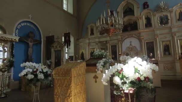 Interior de la iglesia ortodoxa en una pequeña ciudad de verano en Letonia — Vídeos de Stock