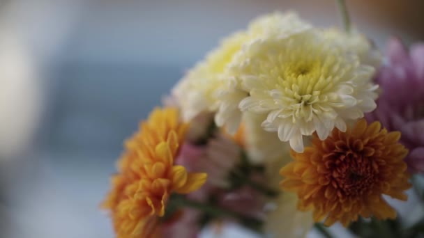 Decoraciones de la boda Ramo rojo se encuentra en la mesa — Vídeo de stock