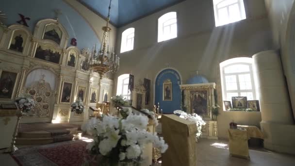 Wnętrze cerkwi w małym letnim miasteczku na Łotwie — Wideo stockowe