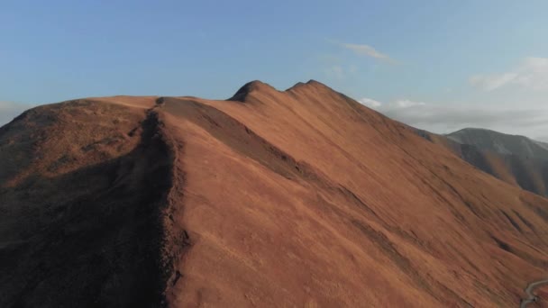 Kavkaz hory 4k epické Dron letu, kopce a údolí krásy gruzínské přírody — Stock video