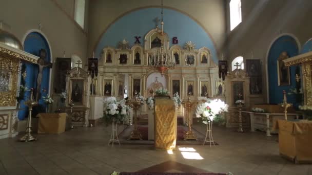 Ortodoxa kyrkans interiör i en liten sommarstad i Lettland — Stockvideo
