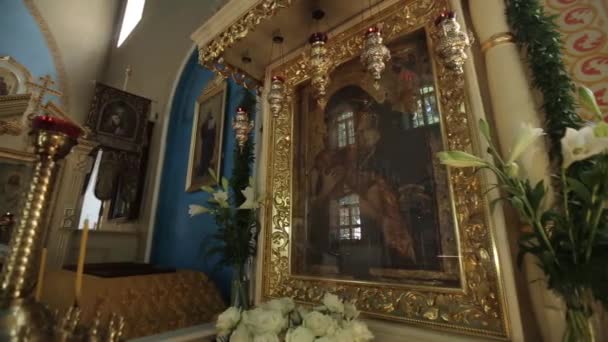 Interior de la iglesia ortodoxa en una pequeña ciudad de verano en Letonia — Vídeos de Stock