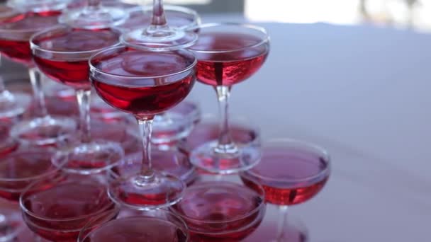 Pyramide avec verres de vin rouge sur la table — Video