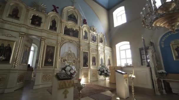 Orthodox kerkinterieur in een kleine zomerstad in Letland — Stockvideo