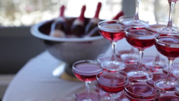 Pyramide avec verres de vin rouge sur la table — Video