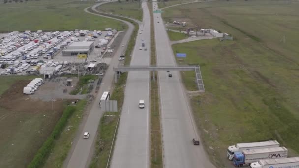 Autopista del Asfalto con coches en el desierto en Georgia cerca de Tiflis — Vídeo de stock