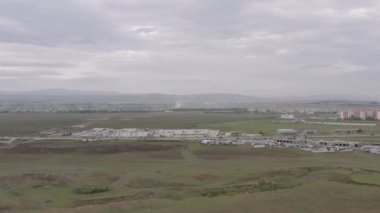 Gürcistan 'da çölde Tiflis yakınlarında arabalarla asfalt otoyolu