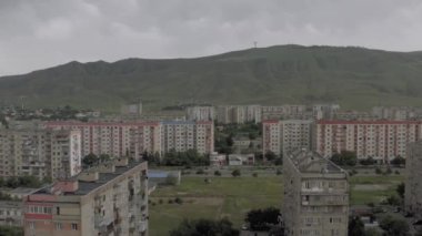 Georgia Rustavi 'deki belediye binaları. Eski Sovyet apartmanları beton evler inşa ediyor.