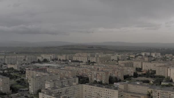 Városi lakóépületek Georgia Rustaviban. Régi szovjet tömb lakások beton épület élő házak — Stock videók