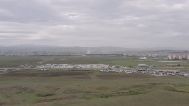 Autopista del Asfalto con coches en el desierto en Georgia cerca de Tiflis — Vídeo de stock