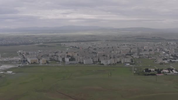 Asfalt Highway z samochodami na pustyni w Gruzji w pobliżu Tbilisi — Wideo stockowe