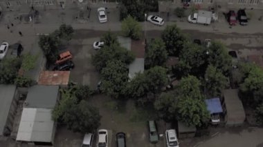 Georgia Rustavi 'deki belediye binaları. Eski Sovyet apartmanları beton evler inşa ediyor.