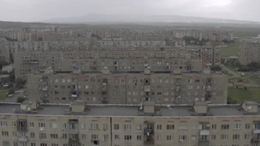 Georgia Rustavi 'deki belediye binaları. Eski Sovyet apartmanları beton evler inşa ediyor.