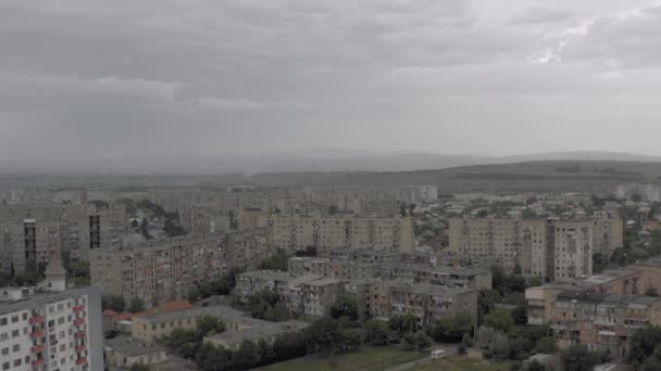 Georgia Rustavi 'deki belediye binaları. Eski Sovyet apartmanları beton evler inşa ediyor. — Stok video