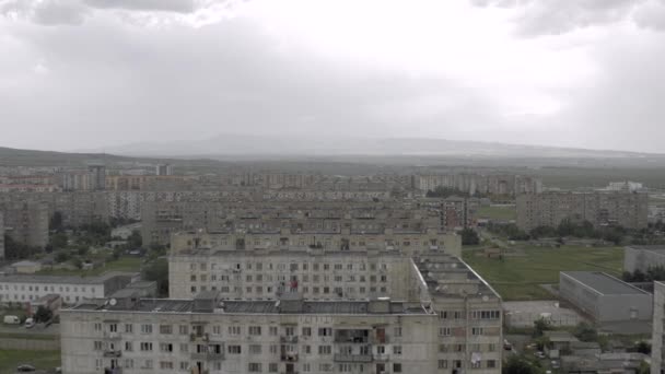 Stadsbyggnader i Georgien Rustavi. Gamla sovjetiska block av lägenheter betong byggnad levande hus — Stockvideo