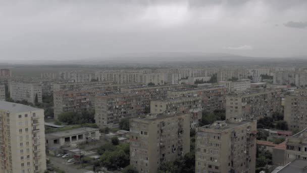 Ville Bâtiments résidentiels en Géorgie Rustavi. Ancien bloc soviétique d'appartements bâtiment en béton maisons vivantes — Video