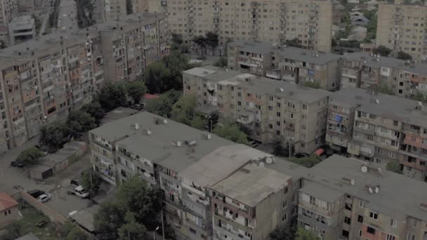 Georgia Rustavi 'deki belediye binaları. Eski Sovyet apartmanları beton evler inşa ediyor. — Stok video