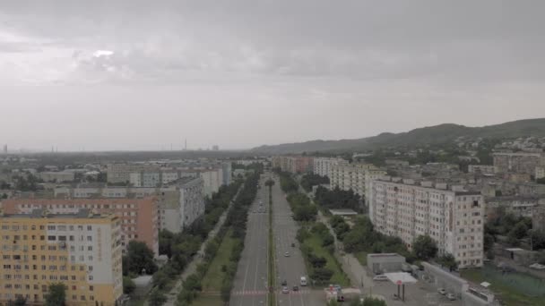 Edificios residenciales en Georgia Rustavi. Antiguo bloque soviético de pisos casas de hormigón edificio de viviendas — Vídeo de stock