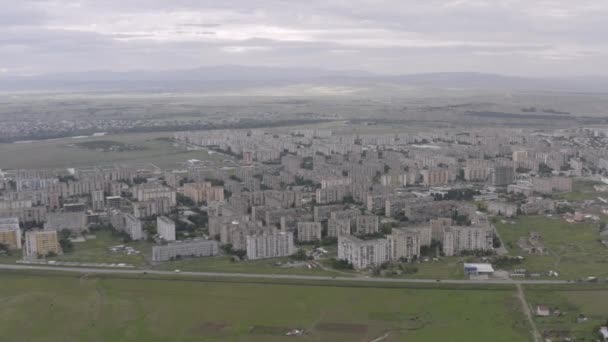 Stad in de woestijn Residentiële gebouwen in Georgia Rustavi. Oude sovjetblok van flats betonnen gebouw woonhuizen — Stockvideo