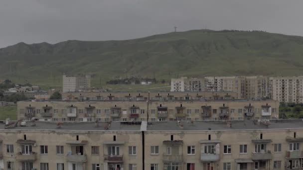 Edificios residenciales en Georgia Rustavi. Antiguo bloque soviético de pisos casas de hormigón edificio de viviendas — Vídeo de stock