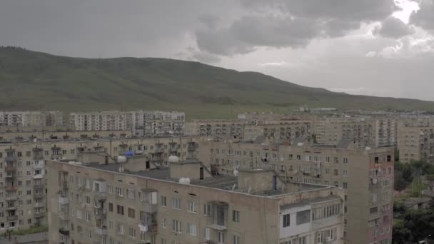 Georgia Rustavi 'deki belediye binaları. Eski Sovyet apartmanları beton evler inşa ediyor. — Stok video