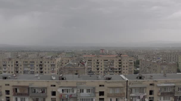 Stadsbyggnader i Georgien Rustavi. Gamla sovjetiska block av lägenheter betong byggnad levande hus — Stockvideo
