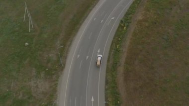 Gürcistan 'da Tiflis yakınlarında arabalı otoyol Drone Slowmotion kullanıyor