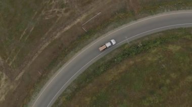 Gürcistan 'da Tiflis yakınlarında arabalı otoyol Drone Slowmotion kullanıyor