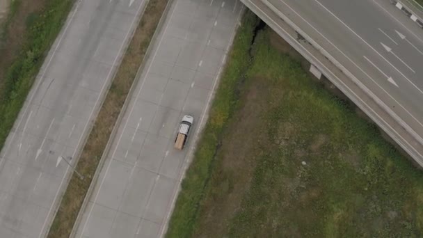 Autosnelweg met auto 's rijden Drone Slowmotion in Georgië bij Tbilisi — Stockvideo