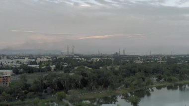 Georgia 'daki fabrika boruları. İnsansız hava aracı Rustavi' deki yavaş hareket eden konut binaları. Eski Sovyet apartmanları beton evler inşa ediyor.