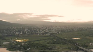 Georgia City 'de günbatımı insansız hava aracı Rustavi' de yavaş çekimde konut binaları. Eski Sovyet apartmanları beton evler inşa ediyor.
