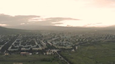 Georgia City 'de günbatımı insansız hava aracı Rustavi' de yavaş çekimde konut binaları. Eski Sovyet apartmanları beton evler inşa ediyor.