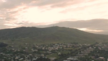Georgia City 'de günbatımı insansız hava aracı Rustavi' de yavaş çekimde konut binaları. Eski Sovyet apartmanları beton evler inşa ediyor.