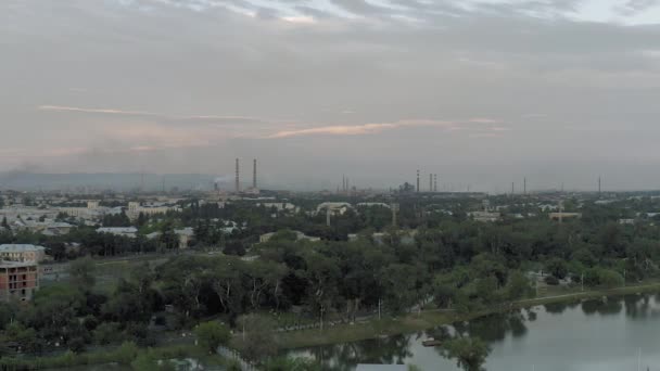 Tubos de fábrica em Georgia City drone slowmotion edifícios residenciais em Rustavi. Bloco soviético velho de apartamentos construção de concreto casas de estar — Vídeo de Stock