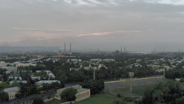 Georgia City drone rallentamento Edifici residenziali a Rustavi. Vecchio blocco sovietico di appartamenti case in calcestruzzo edificio — Video Stock