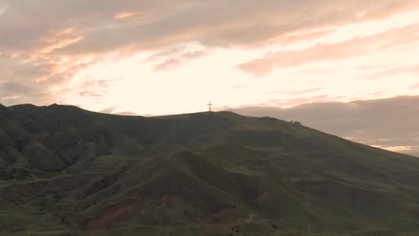 Kruis op een berg bij zonsondergang in Georgia Rustavi stad — Stockvideo