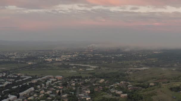 Tubi di fabbrica a Georgia City drone rallentamento Edifici residenziali a Rustavi. Vecchio blocco sovietico di appartamenti case in calcestruzzo edificio — Video Stock