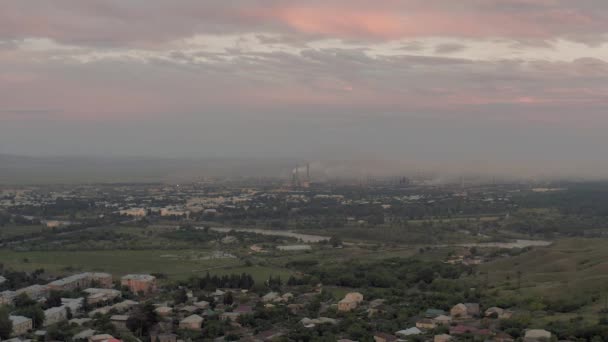 Georgia City sunset drone slowmotion Bâtiments résidentiels à Rustavi. Ancien bloc soviétique d'appartements bâtiment en béton maisons vivantes — Video