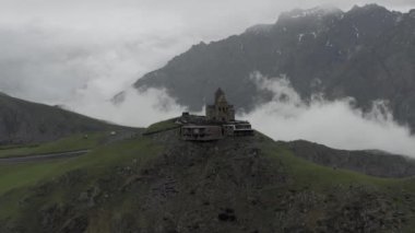 Gürcistan İHA uçuşunda Gergeti Trinity Kilisesi 'ni Miuntains