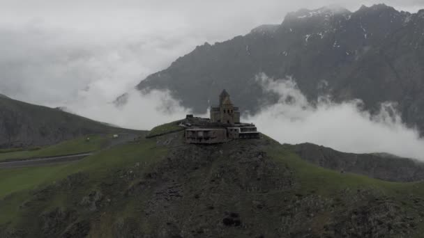 Kazberi Miuntains Gergeti Trinity Church i Georgien drönare flygning — Stockvideo