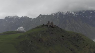 Gürcistan İHA uçuşunda Gergeti Trinity Kilisesi 'ni Miuntains