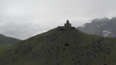 Gürcistan İHA uçuşunda Gergeti Trinity Kilisesi 'ni Miuntains
